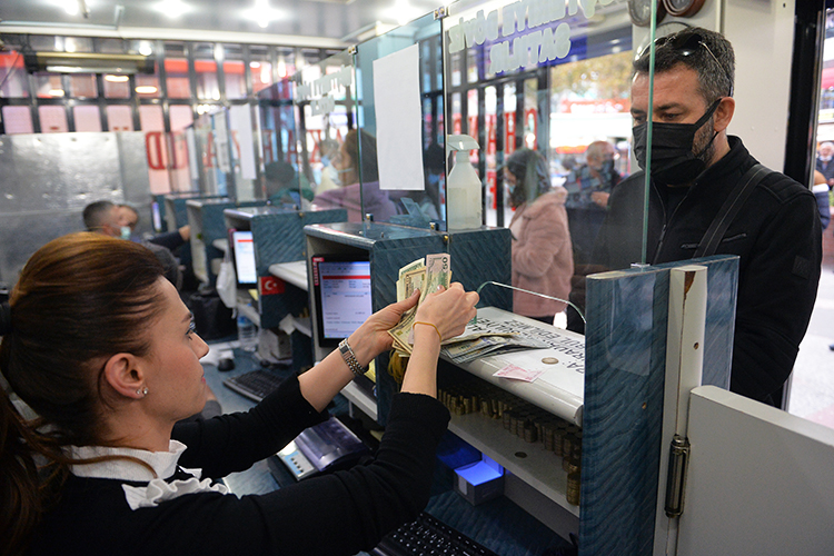 Достаточно сказать, что год назад за доллар давали 7,2 турецких лиры, сейчас же курс вырос до более чем 16 лир за доллар, иначе говоря, местная валюта девальвировалась более чем вдвое