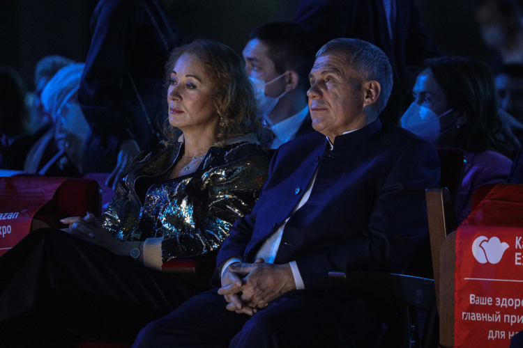 Концерт начался в заявленное время с появлением в зале президента Татарстана. Рустам Минниханов с супругой — постоянные гости «Татар җыры»
