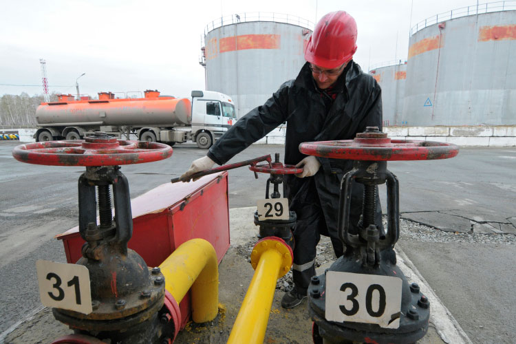 В 2008 году в возрасте 29 лет Салихов открывает нефтетрейдерскую компанию «Ядран-Ойл». Довольно быстро компания вошла в число ключевых трейдеров Татарстана