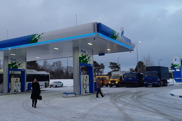 Сразу 10 новеньких газовых заправок открыли в Татарстане 21 декабря. Запуск всей десятки разом решили провести в Казани, на одной из новеньких станций по улице Васильченко, построенных «Газпромом»