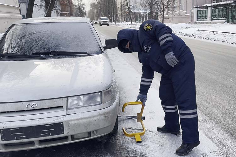 С сегодняшнего дня на машины нарушителей, которые паркуются на платных парковках Казани без номеров, начали ставить блокираторы