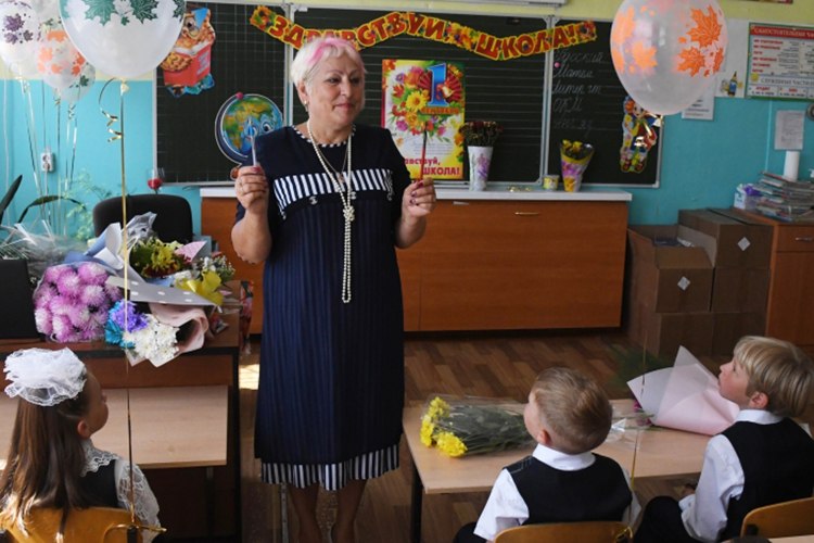 Новогодний подарок получат учителя школ — в конце года им выплатят кругленькую сумму в размере порядка 50 тыс. рублей (сумма может отличаться в разных районах)