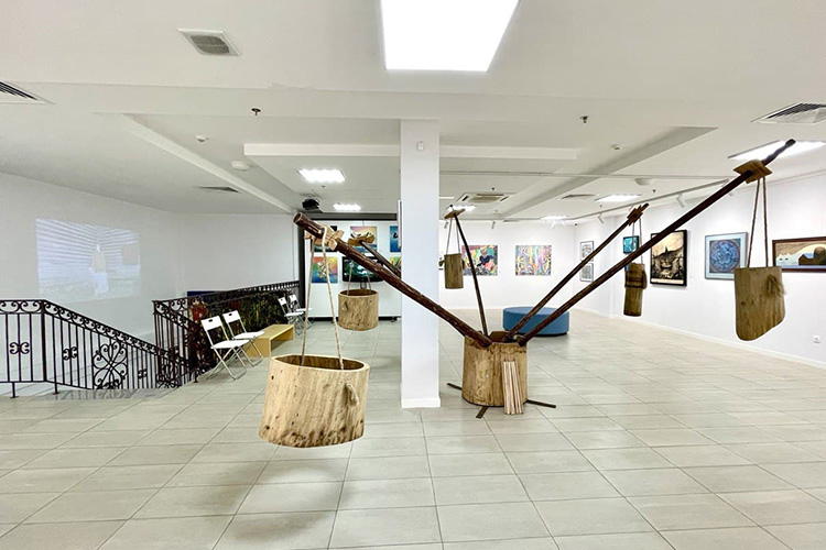 «На выставке Ленар представил свой огромный арт-объект «Тангыра», который стал частью нашего перформанса, как некое древо земли, соединяющее прошлое и настоящее»