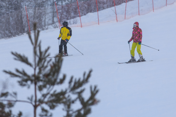 На горные лыжи и тем более на сноуборд без инструктора вставать не рекомендуется