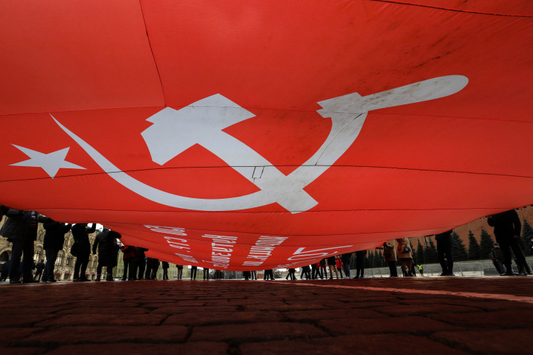 В Кировской области прошел согласованный митинг КПРФ против QR-кодов с участием приблизительно ста человек. Это первое согласованное властями публичное выступление непривитых в ПФО с начала «куардауна»