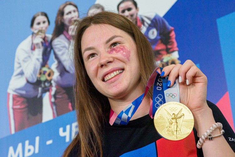 В спорте персона года — фехтовальщица Марта Мартьянова, вопреки всему и всем завоевавшая олимпийское золото