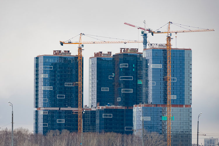 Эксперты ожидают, что средние 120-130 тыс. рублей за кв. метр задержатся в новостройках Казани еще на 1-2 месяца, а цены на жилье в 2022 году, несмотря ни на что, вырастут на 10−15%