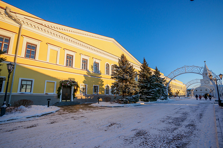 Это желтое двухэтажное здание вытянулось практически вдоль всего Кремля