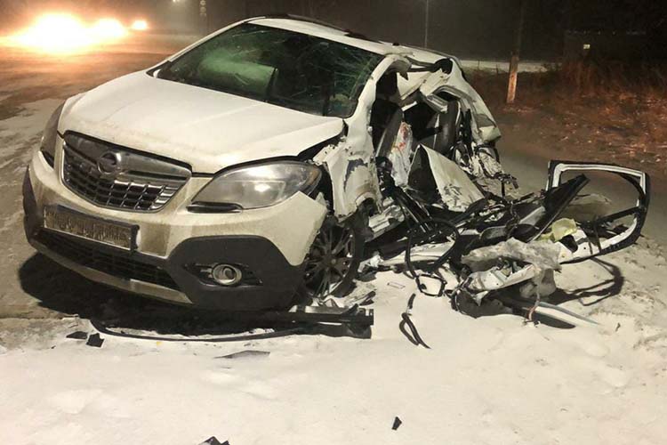 Авария произошла в минувшую субботу на 37-м км автодороги Казань — Оренбург. Водитель автобуса Hyundai выехал на встречную полосу и столкнулся с автомобилем Opel. В результате водитель легкового авто, 57-летняя женщина, получила множественные травмы