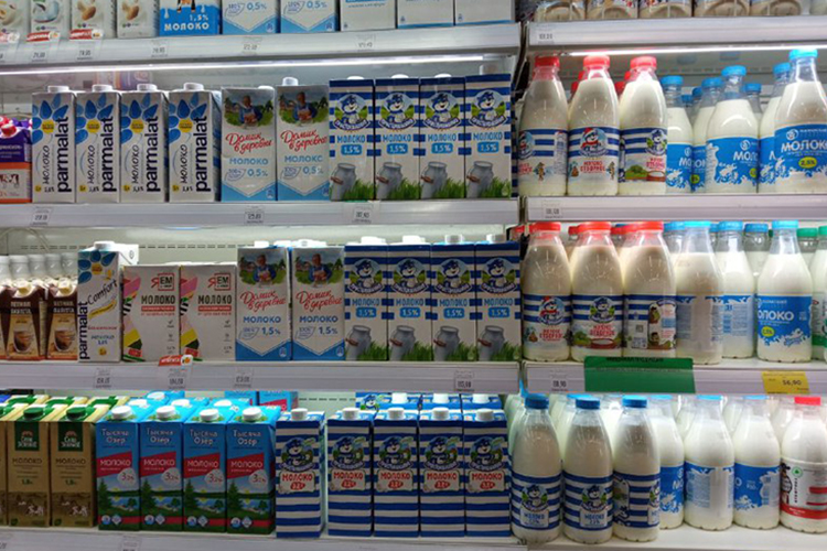 В «Бахетле» ситуация с молоком грустнее: самый доступный вариант — 1,4 литра напитка 3,2% жирности от «Важной коровы» за 109,9 рубля (78,5 рубля за кг), что дешевле, чем в «Магните»