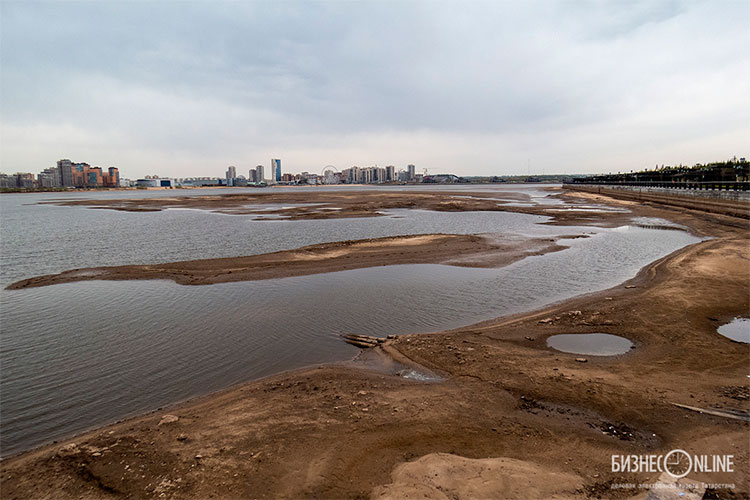 Уровень воды на гидроузлах Волги и Камы тесно связан, а для регулирования уровня воды в Куйбышевском водохранилище нужно рассматривать всю систему гидроузлов с самых верховьев рек вплоть до впадения в Каспийское море