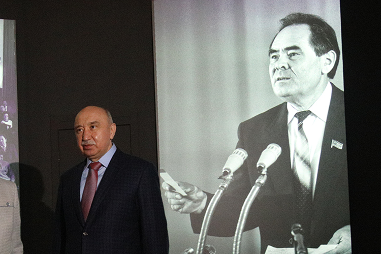 Сам Гафуров рассказывал, что в 1998 году с идеей о его назначении в Елабугу выступал сам первый глава республики Минтимер Шаймиев