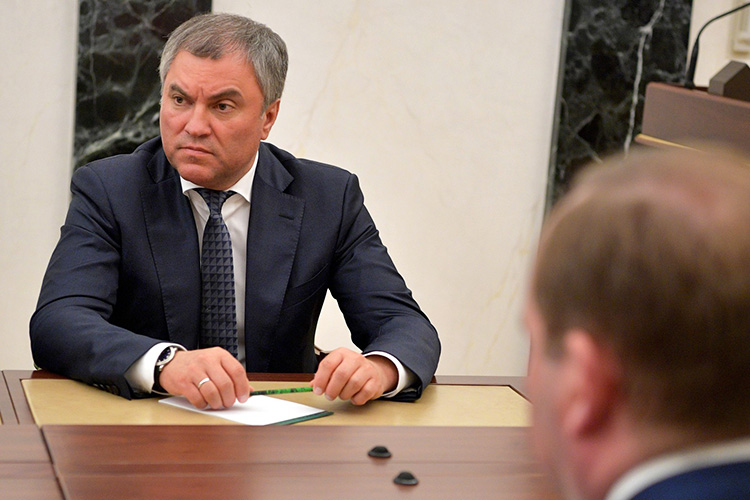 Володин позволяет себе зарабатывать политический капитал на введении QR-кодов, потом на их отмене, и при этом он до сих пор не наказан и не уехал послом в Киев