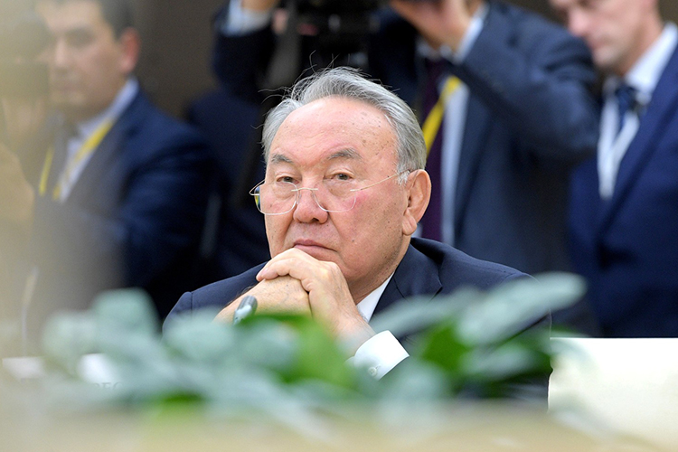 К вечеру 5 января глава государства выступил с обращением к нации, в котором сообщил, что первый президент Казахстана, председатель Совета безопасности Нурсултан Назарбаев (на фото) уходит в отставку
