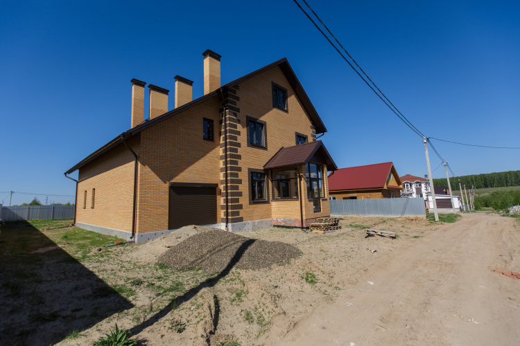 Жители Татарстана резко — примерно в 1,5 раза — увеличили темпы строительства личных домов! Из 2,67 млн кв. метров жилья, которые согласно «плану Путина» Татарстан ввел в 2021 году, 65% пришлось на коттеджи