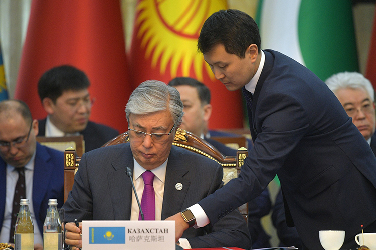 На вчерашнем заседании Совета безопасности, президент Казахстана Касым-Жомарт Токаевпрямым текстом назвал демонстрантов, «террористическими бандами, прошедшими серьезную подготовку за рубежом»