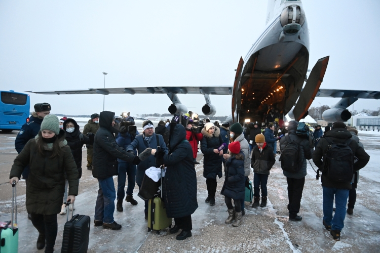 По данным Минобороны РФ, военно-транспортными самолетами из страны накануне были эвакуированы 1461 российских граждан