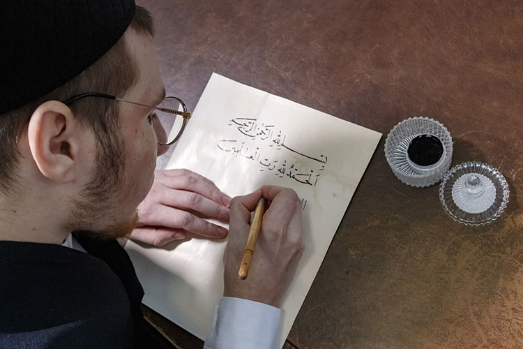 Начал свое богоугодное дело каллиграф с написания «басмалы» — фразы, с которой мусульмане традиционно начинают дела