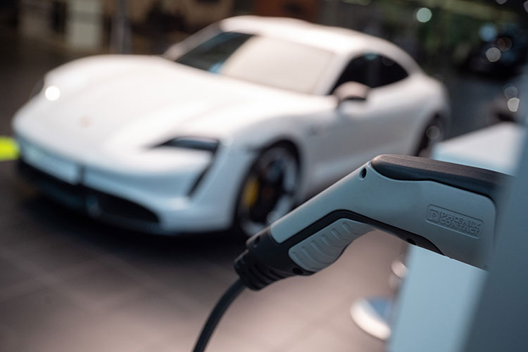 Настоящий прорыв, который и удержал уровень продаж Porsche в РТ, сделала модель Taycan. Электромобиль уже не новинка — первые немецкие электрокары добрались в Россию еще весной 2020 года