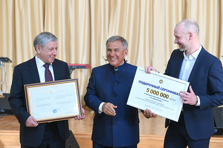 Рустам Минниханов вручил клубам сертификаты на 5 млн рублей. Обычно эти деньги идут на улучшение инфраструктуры