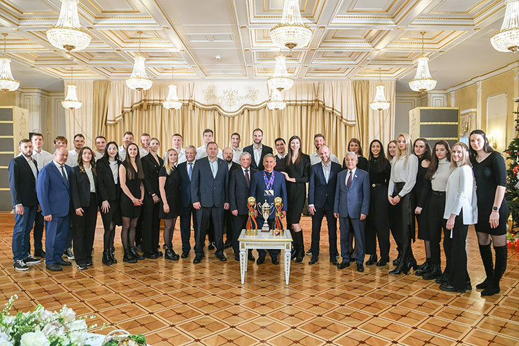 В Казанском кремле вчера чествовали местные волейбольные команды — в 2021 году они завоевали Кубки России