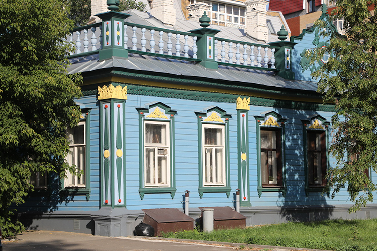«К счастью, у нас сохранились дома, несущие дух татарской архитектуры. Часто у таких домов каменный первый этаж и деревянный второй, красивые фронтоны, ворота с накладным полихромным декором, крытые галереи с цветными витражами»