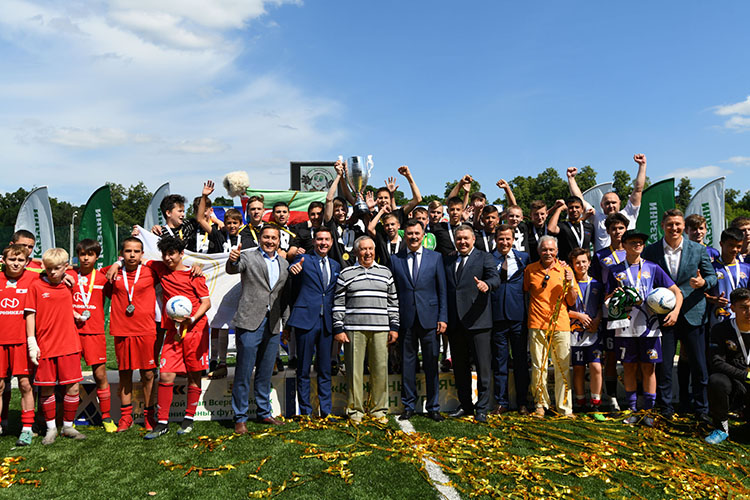 «В Казани футболом занимаются около четырех тысяч человек (3751). В федерацию входят 26 клубов, это 168 команд»