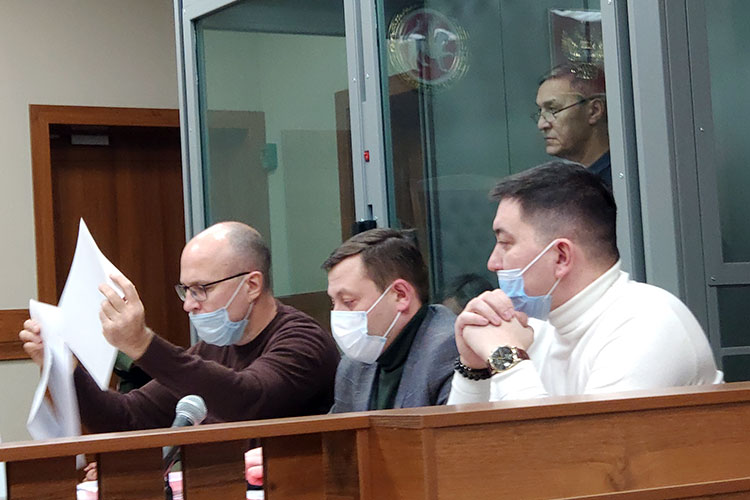 На фото слева направо: адвокаты Усков, Клюкин, Халитов