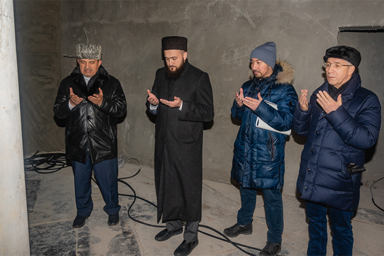 Любопытно, что финансирование мечети «Рауза», которая расположится по ул. Сеченова, 23, по словам источников, взяла на себя семья министра финансов РТ Радика Гайзатуллина (справа)