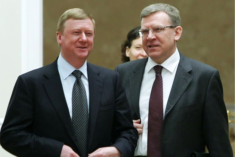 «Анатолий Чубайс (слева) и Алексей Кудрин (справа) публично, даже можно сказать синхронно „присягнули“ действующему президенту. Несмотря на то, что сейчас время, когда подобное не должно удивлять, звучало это несколько необычно»