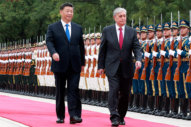 «Си Цзиньпин (слева) пообещал Казахстану экономическую поддержку. Грубо говоря, если что — дадут денег»