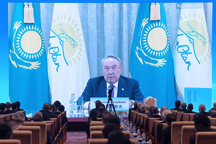 «Официально пресс-секретарь Нурсултана Абишевича заверяет нас, что первый президент Казахстана находится в Астане и с ним все нормально. Об этом же говорит и наш посол в Азербайджане Сержан Абдыкаримов. Но мы его не наблюдаем. Однако я не стану разводить по этому поводу конспирологии»