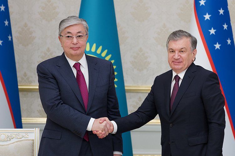 Буквально месяц назад президент Узбекистана Шавкат Мирзиеев совершил триумфальный визит в столицу Казахстана. Был подписан ряд важных межгосударственных договоров, намечен ряд крупных совместных экономических проектов
