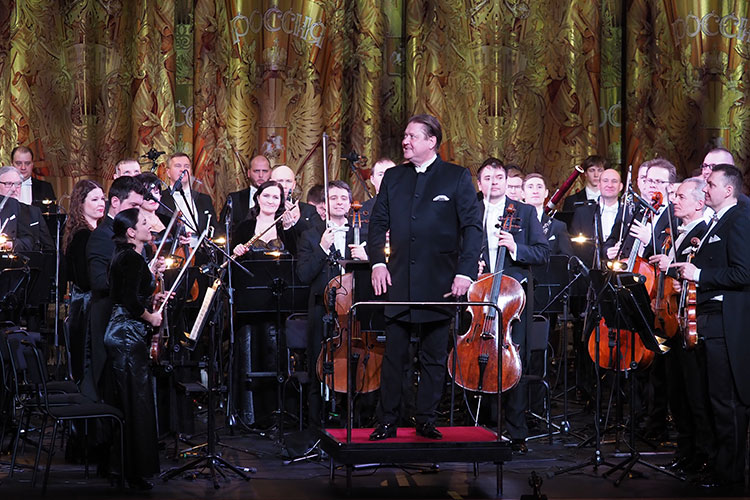 Первое отделение концерта полностью отдали Республике Татарстан, его симфоническому оркестру под руководством Александра Сладковского