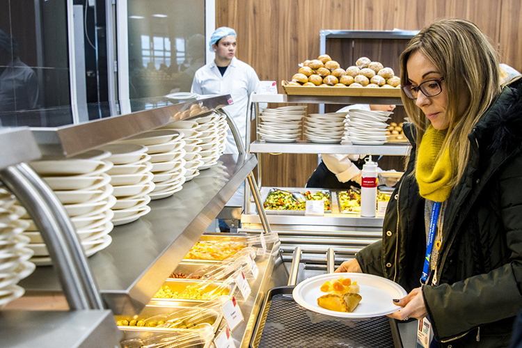 Опыт работы на большой поток клиентов у «Бахетле» богатый — здесь прошли и «Универсиаду», где каждый день готовили по 50 тыс. обедов, кормили гостей мирового чемпионата «Ворлдскиллс»