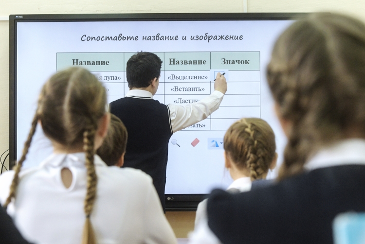 В 2022–2023 годах более 1 млрд рублей будет направлено именно на строительство вай-фай сети, позволяющее любому учителю использовать интерактивную доску, ноутбук, и сделать процесс обучение более интересным