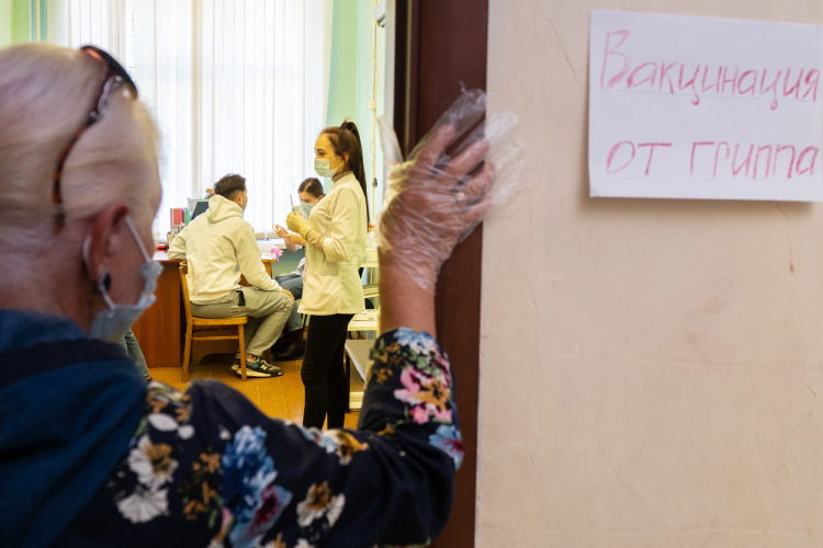 В конце прошлого года было указано, что в Татарстане от гриппа удалось привить только 26% населения вместо запланированных 60%. Объяснили это тем, что в 2021 году вакцина поступила в республику несвоевременно и в меньшем объеме. Отметим, что от коронавируса на этот момент в Татарстане вакцинировано 76% от всего населения республики