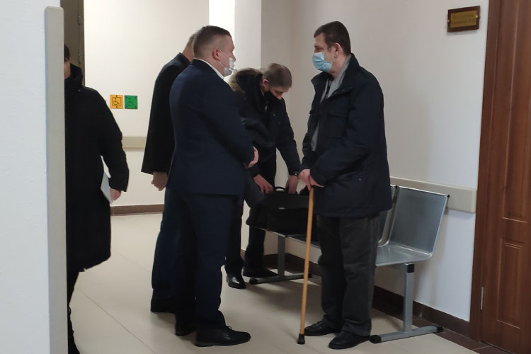 Борис Тутаев (справа) при ходьбе опирался на трость. Как оказалось, недавно он перенес инсульт, что, впрочем, не мешает быть подсудимым