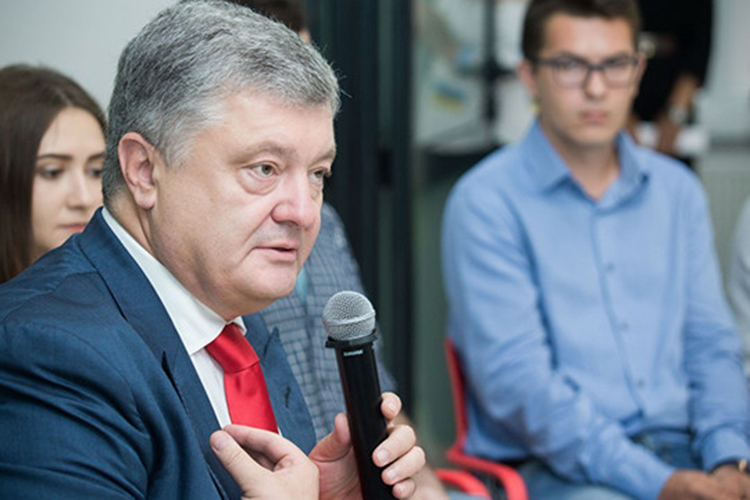 Шумным получилось возвращение на Украину бывшего президента Петра Порошенко, чиновника, обвиненного в госизмене, суд не стал арестовывать, а лишь взял подписку о невыезде