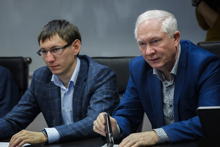 На этой неделе стало известно о назначении нового мэра Деревни Универсиады — им стал 36-летний Марат Салихов (слева на фото)— директор спортивного объекта «Буревестник»