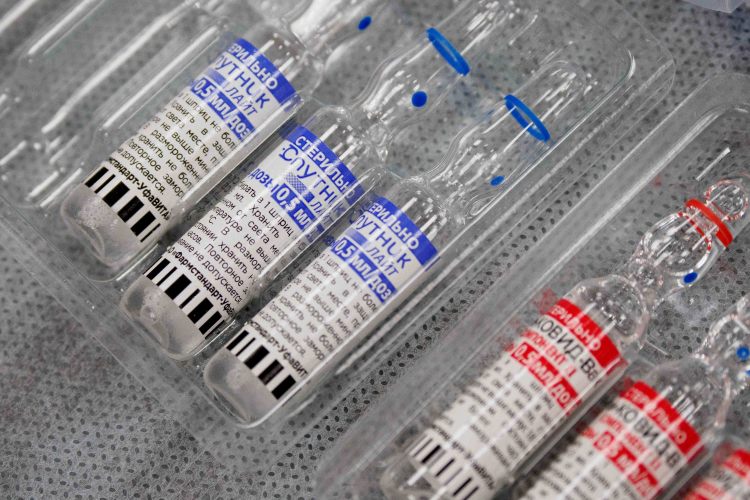 «Вакцина «Ковивак» еще не прошла до сих пор третьей фазы испытания, а если даже прошла, результат не объявлялся. Поэтому главной нашей вакциной остается «Спутник»