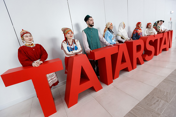 Журавский также похвалил «Татарстан, прекрасно выглядящий в конкурентной борьбе за ресурсы», имея в виду активность республики в конкурсе на гранты президентского фонда культурных инициатив