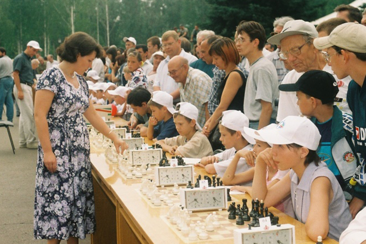 «Женщины позже начали играть в шахматы, чем мужчины, и меньше внимания уделяют тренировкам, ведь у них больше забот — семья, дети»