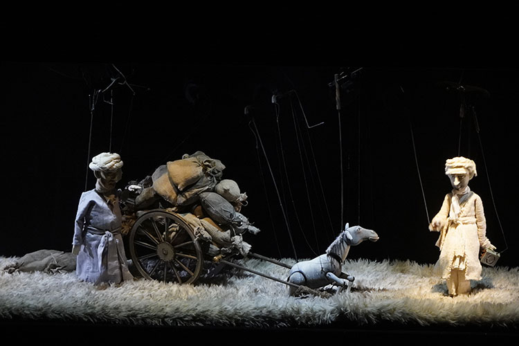 Сцена из кукольного спектакля «Ходжа Насреддин» в постановке режиссера Тимура Бекмамбетова в Театре Наций