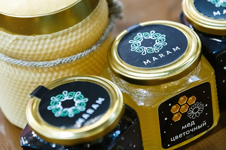 «Мед фактически «побочный» продукт: у нас на полях не применяются яды и химикаты, и косвенным показателем экологичности является то, что пчелы комфортно себя чувствуют и, как следствие, делают мед»