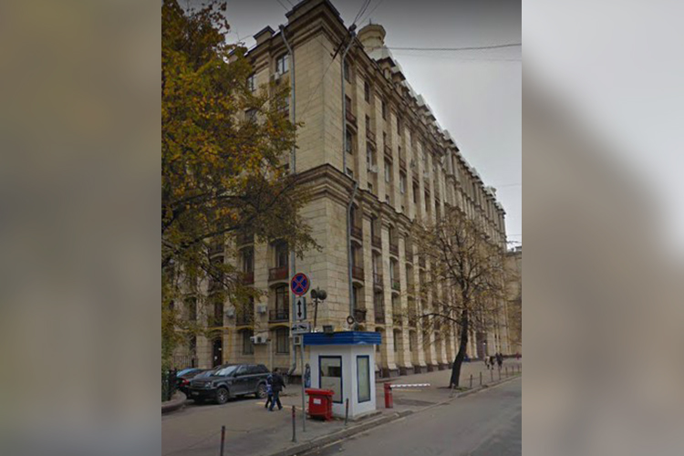 Адвокат подчеркнул, что если Гафурову изберут домашний арест, он может отбывать его в своей квартире в Москве на 54 кв. м., которая принадлежит лично ему, и в которой никто, кроме него, не прописан. В суде раскрыли и адрес — это Миуская площадь, дом 6 строение 5 (на фото)