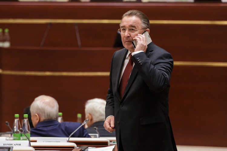 Удивление у татарстанских парламентариев вызвала норма, согласно которой избранный глава района обязан сложить депутатские полномочия. «Мы считаем, что это в какой-то степени нонсенс», — отметил Альберт Хабибуллин