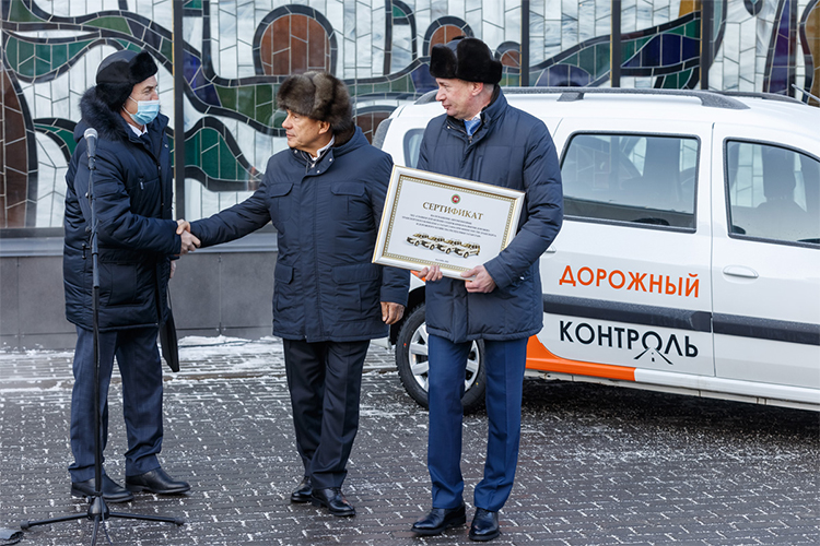 26 новеньких «Ларгусов» Рустам Минниханов передал службе дорожного контроля