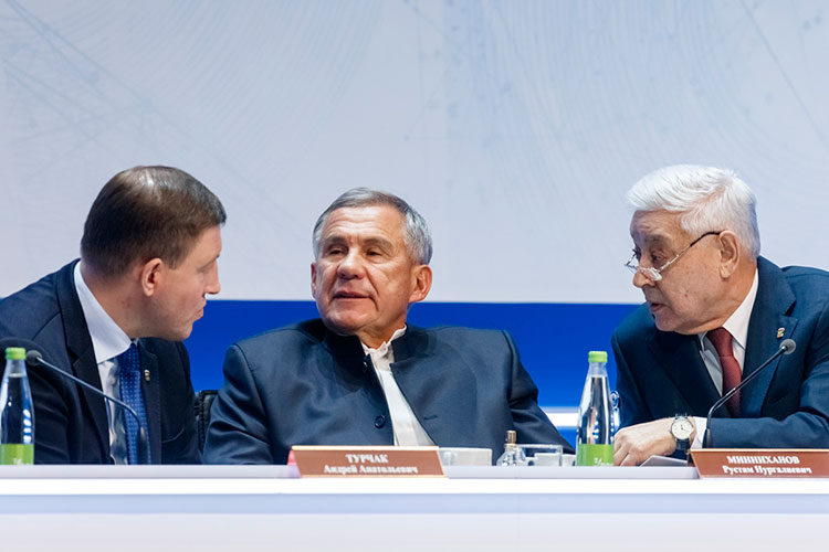 Рустам Минниханов ( в центре): «Считаю, что татарстанское отделение во главе с Фаридом Хайрулловичем действует достойно и эффективно»