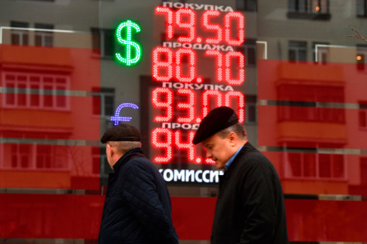 «При такой нефти доллар должен стоить ниже 65»: геополитика «утопила» рубль